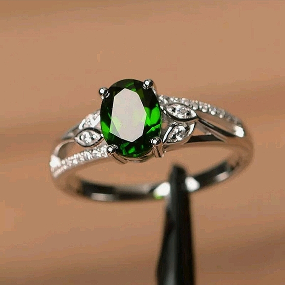 New Beautiful Green Oval Cut Ring - Picture 2 of 9